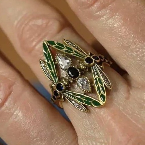Vintage Style Dragonfly Ring Gold Tone Green Blue Rhinestone Size 7 - Picture 3 of 3